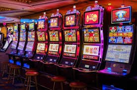 Phoenix888 APP မိုဘိုင်း — Slots နှင့် Sportsbook တစ်ပြိုင်နက် ကစားနေသောမြင်ကွင်း